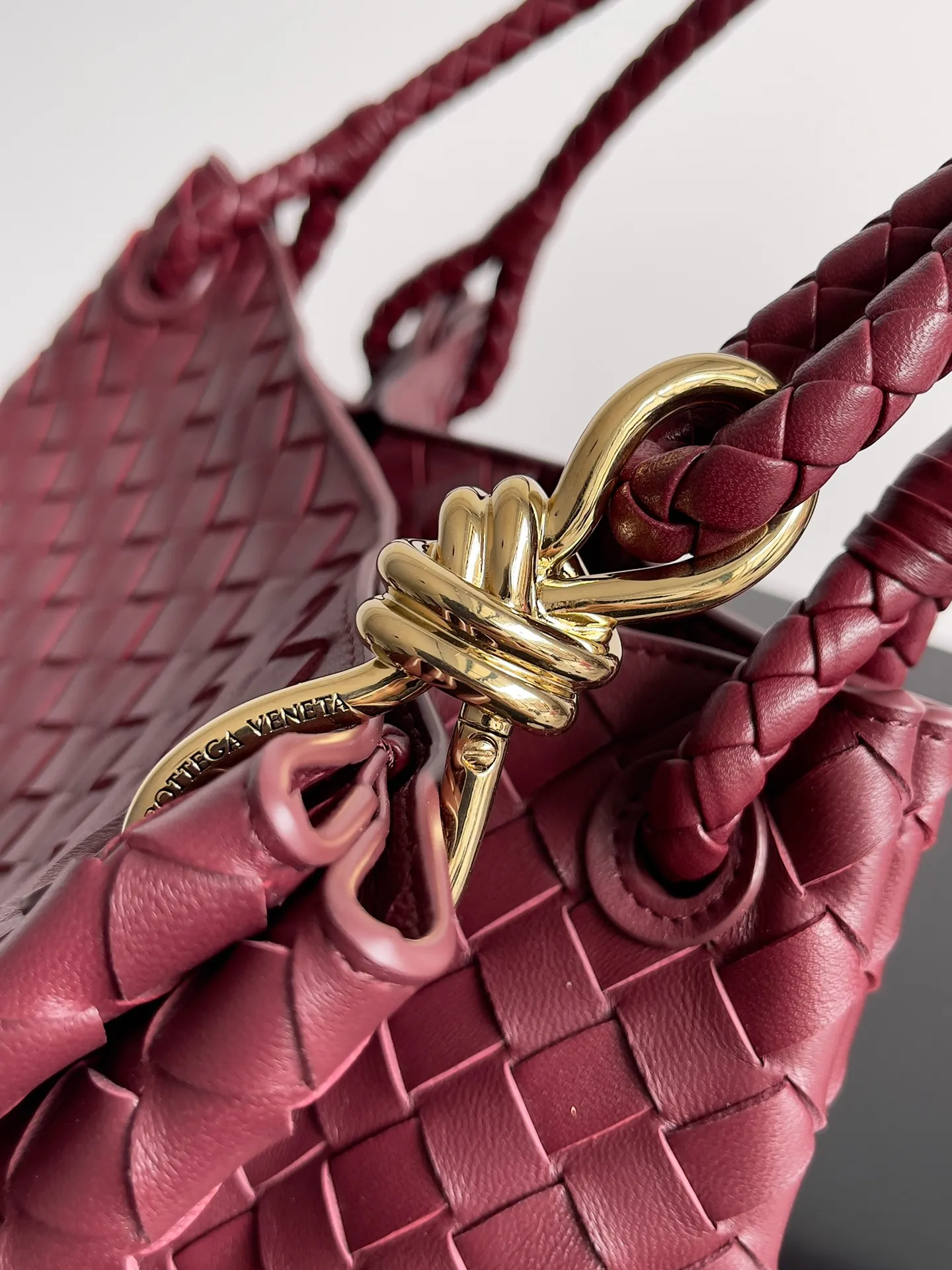Batch 2660 24 early autumn new model Andiamo Parachute is made of a whole piece of woven leather. It is processed by folding stitching at the four corners. # Craftsmanship and creativity. The large size is atmospheric and practical. One of the must-selects for BV. It has a large space, can hold a computer, the shoulder strap is thick, and the upper shoulder is very comfortable. The large parachute can be carried on the body and can be carried on the body. The upper body is versatile and cute☺️ Style number: 796571 Size: 30*26*20cm